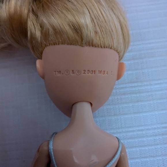 Bratz Cloe Doll 2001 blue eyes blond hair MGA - Picture 5 of 7